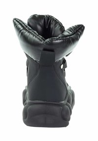 Czarne ocieplane buty o okrągłym nosie, z miękkim tekstylnym wierzchem, szerokim otworem na kostkę i grubą gumową podeszwą. Posiadają gładkie, matowe wykończenie.