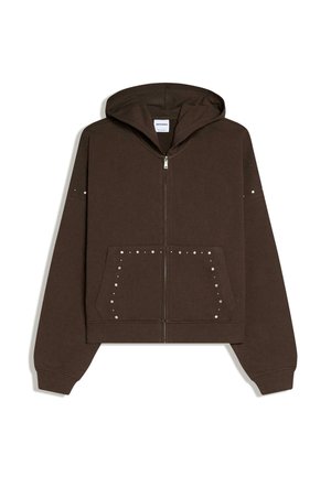 Temno rjava jopa s kapuco na zadrgo, sprednji žepi obrobljeni s srebrnimi okrasnimi zakovicami, kapuca in rebrasti manšeti, položena ravno na belem ozadju.