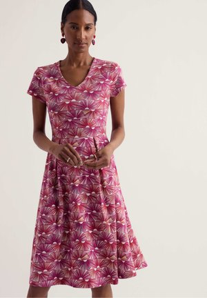 Seasalt Cornwall, SEASALT CORNWALL PIER VIEW DRESS - Dzsörzéruha - sunset fans magenta