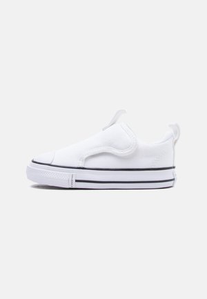 Biały, niski sneaker wsuwany z czarnym paskiem na podeszwie, materiałowa cholewka i pętelki na języku i pięcie, widoczny z boku.
