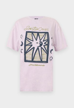Ροζ ανοιχτό T-shirt με κεντρικό γραφικό ενός ήλιου και φεγγαριού με πρόσωπο, περιτριγυρισμένο από αστέρια και ημισελήνους, με το κείμενο "Santa Cruz Skateboards".