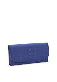 Blauwe stoffen portemonnee met een omslagflap, voorzien van een ronde logo aan de voorkant en gestikte details langs de randen.