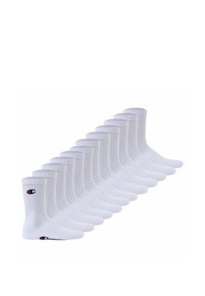 Zwölf Paar weiße, mittellange gerippte Socken mit einem kleinen roten, schwarzen und weißen Logo am Knöchel, ordentlich in einer Reihe angeordnet.