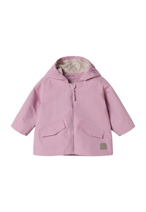 Lys rosa barnejakke med hette, frontglidelås, to klaffelommer og beige innerfôr, lagt flatt på hvit bakgrunn.