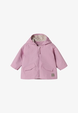 Lichtroze kinderjack met capuchon, voorzien van een ritssluiting aan de voorkant, twee klepzakken en een beige voering, plat neergelegd op een witte achtergrond.