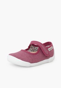 Chaussure Mary Jane rose en tissu pour enfant avec semelle en caoutchouc blanc et sangle ajustable, doublure intérieure florale, sur fond blanc.