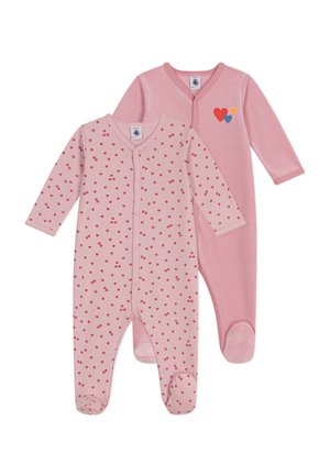 Zwei pinke Baby-Bodys: einer einfarbig mit Herzgrafiken, der andere in einem hellen Pink mit verstreuten roten Herzen. Beide haben lange Ärmel und einen Fußdesign.