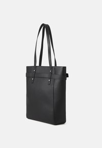Sac tote en cuir noir avec deux poignées, de forme rectangulaire, texture lisse et détails de couture subtils. Pas de matériel visible.