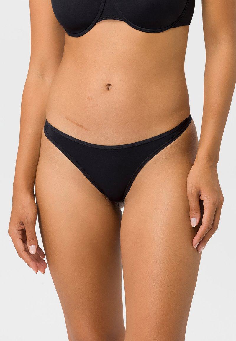 Schwarze Bikini-Höschen aus dehnbarem Stoff mit niedrigem Schnitt, die eine glatte Textur und minimale Nähte für Komfort und Passform bieten.