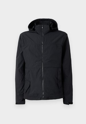 Veste noire légère avec capuche, fermeture éclair, deux poches avant et tissu texturé. Présente une coupe droite et un design minimaliste.