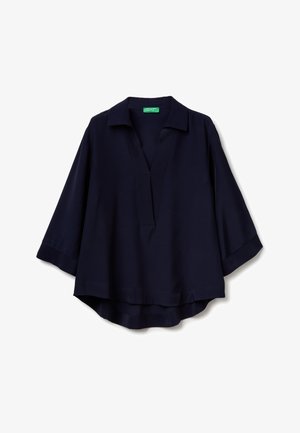 Donkerblauwe, kort mouwige blouse met een kraag en een V-hals. Gemaakt van gladde stof, met een langere achterkant.