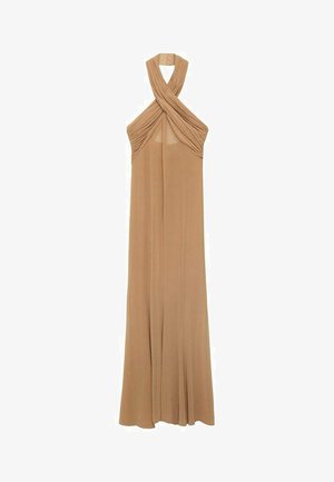 Robe à encolure halter en tissu beige doux, avec des détails plissés au niveau du col et un design fluide, longueur sol.