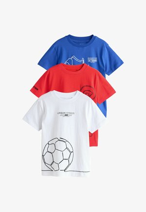 Drei gestapelte kurzärmelige Kinder-T-Shirts in Blau, Rot und Weiß, jeweils mit sportlichen Grafikdrucken und Texten.