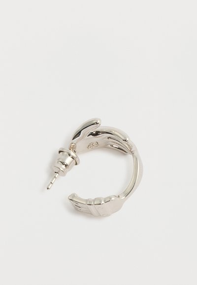 Ασημένιο σκουλαρίκι κρίκος σε σχήμα δύο χεριών που σφίγγουν, με καρφίτσα για τρύπες στα αυτιά.