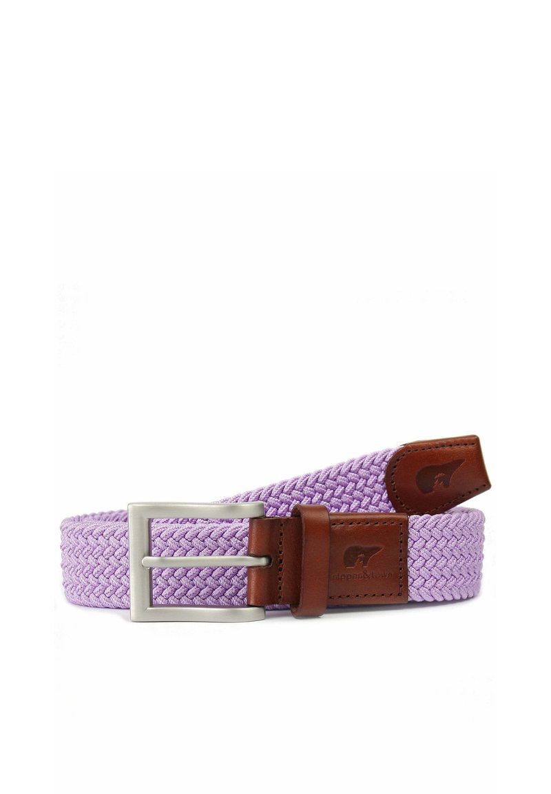 Cintura in lavanda intrecciata con texture intrecciata, dettagli in pelle marrone e fibbia in metallo argentato. Presenta un logo impresso sulla pelle.