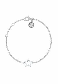 Pulsera de cadena de plata con un charm de estrella hueca. Incluye un cierre de langosta y una etiqueta redonda con la inscripción "aristocrazy".