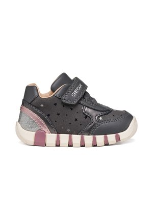 Scarpa da ginnastica nera e grigia per bambino con motivi a stelle, dettagli rosa, cinturino in velcro e suola segmentata bianca e rosa.
