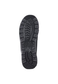 Semelle d'une chaussure noire robuste avec des crampons profonds et multidirectionnels conçus pour résister au glissement et assurer la durabilité.