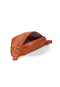 Borsa a tracolla in pelle color tabacco con superficie texturizzata, apertura con zip e una sola tracolla. Compartimenti interni per una migliore organizzazione visibili.