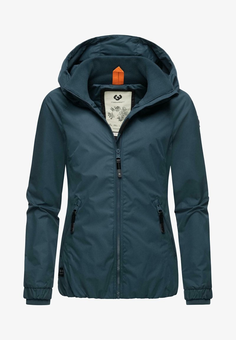 Tamsiai žalias prailginys su kapuce, užtrauktuku priekyje, šoninėmis kišenėmis, elastingomis rankogaliais ir tekstūriniu vidiniu pamušalu. Kapucė papuošta oranžine detalė.