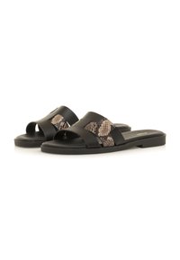 Chanclas negras con un acento de estampado de serpiente texturizado. Material sintético suave, diseño de punta abierta y suela plana.