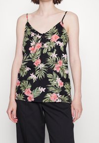 Camisola nera floreale con fiori rosa e bianchi, caratterizzata da spalline sottili e scollo a V. Il materiale sembra leggero con una texture liscia.