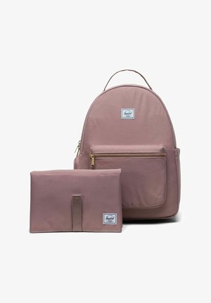 Sac à dos Herschel couleur rose poussiéreux avec poche avant zippée et pochette organisatrice pliante assortie, les deux comportant des étiquettes de marque.