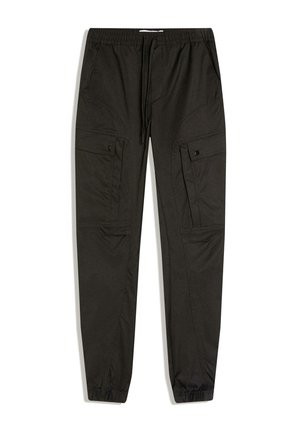 Fekete cargo melegítőnadrág rugalmas derékpánttal, húzózsinórral, gombos zsebfedőkkel a combokon és rugalmas szegélyekkel a bokákon.