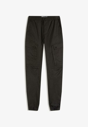 Fekete cargo melegítőnadrág rugalmas derékpánttal, húzózsinórral, gombos zsebfedőkkel a combokon és rugalmas szegélyekkel a bokákon.