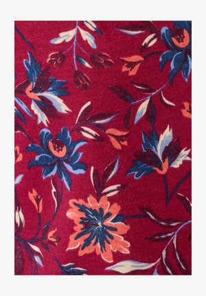 Motivo di tessuto floreale con grandi fiori e foglie blu, arancioni e crema su uno sfondo texturizzato rosso scuro.