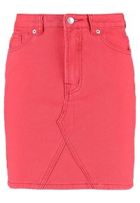 Jupe mini en denim rouge avec une forme ajustée, dotée d'une fermeture à bouton à l'avant, de poches latérales et d'un détail de couture angulaire unique.