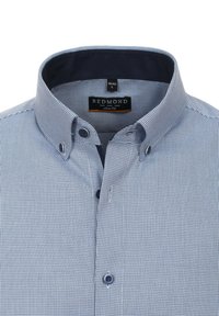 Hellblau kariertes Hemd mit klassischem Kragen, dunkelknöpfig, mit marineblauer Innenkragenverkleidung und Slim Fit-Label.
