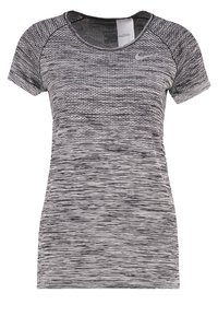 Camiseta deportiva de manga corta en tejido texturizado negro y blanco con cuello redondo, que presenta un pequeño logotipo en el pecho.