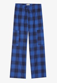 Blå rutiga loungebyxor gjorda av mjukt tyg, med dragsnodd i midjan, vida ben och två sidofickor med svarta detaljer.