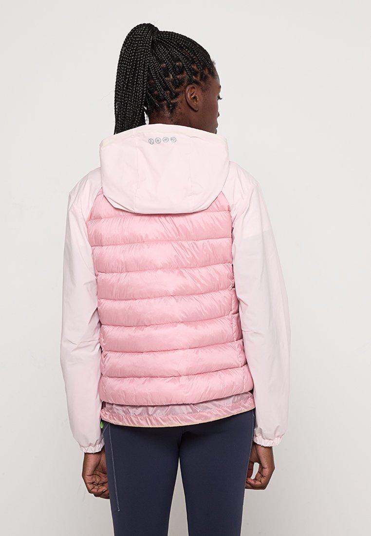 Gepolsterte Jacke mit einem hellrosa Rücken und weißen Ärmeln, ausgestattet mit einer Kapuze, elastischen Bündchen und horizontaler Steppung.