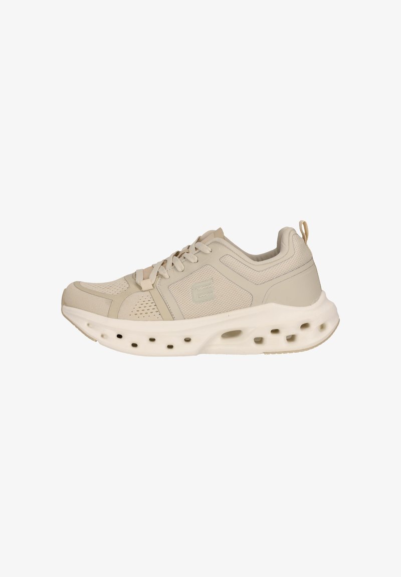Beige athletische schoen met een bovenwerk van mesh, textuurpanelen en een dikke, gevoerde zool met uitsparingen voor ademend vermogen.
