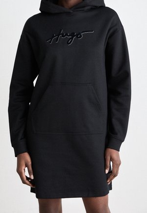 Vestido con capucha negro de manga larga, con bolsillo canguro delantero y pequeño logo en cursiva adornado con strass en el pecho.