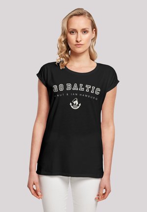 Schwarzes T-Shirt mit kurzen Ärmeln und rundem Ausschnitt. Mit weißem Text "GO BALTIC" und Grafiken von einem Anker und Wellen. Weicher Stoff.