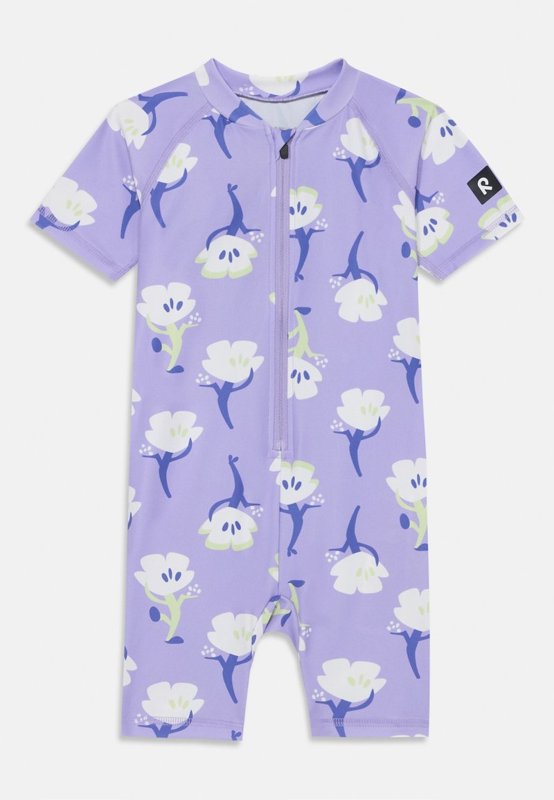T-shirt de protection lilas à manches courtes avec fermeture éclair sur le devant, arborant un motif floral en blanc, vert et bleu, fabriqué à partir d'un tissu élastique.