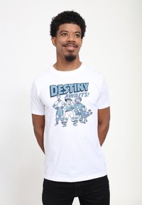 Camiseta de algodón blanca con un diseño gráfico de tres personajes de dibujos animados y el texto "¡EL DESTINO TE ESPERA!" en azul y negro.