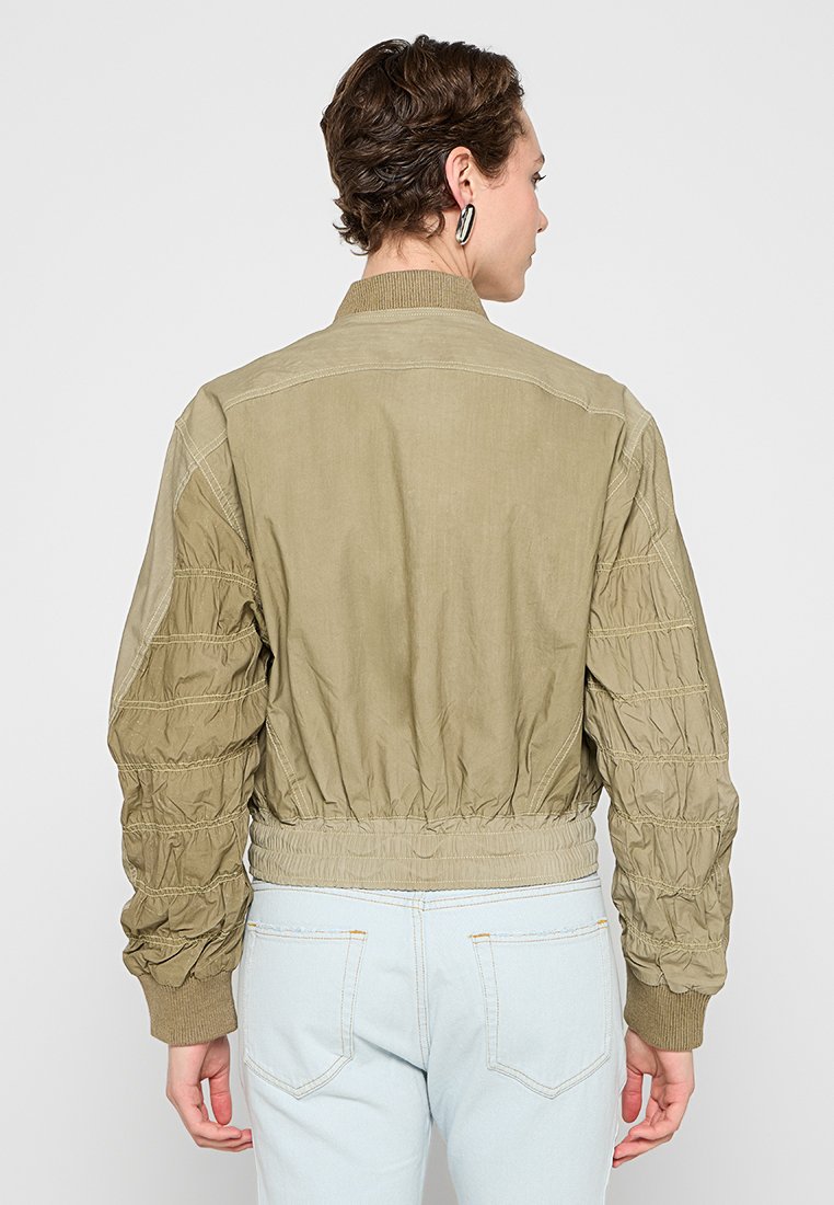 Olivgrüne Bomberjacke mit elastischem Bund und Bündchen, strukturierten Schultern und gerafften Ärmeln. Schlichtes, funktionelles Design.