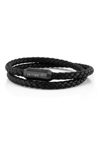 Brățară din piele neagră cu textură împletită, având un închizător cilindric din metal negru inscripționat cu "AKITSUNE."