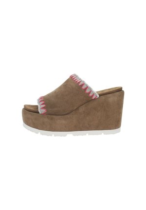 Sandalias de cuña de gamuza marrón con una amplia apertura en los dedos, que presentan un bordado en zigzag en rosa y gris a lo largo del borde y una suela de goma blanca.
