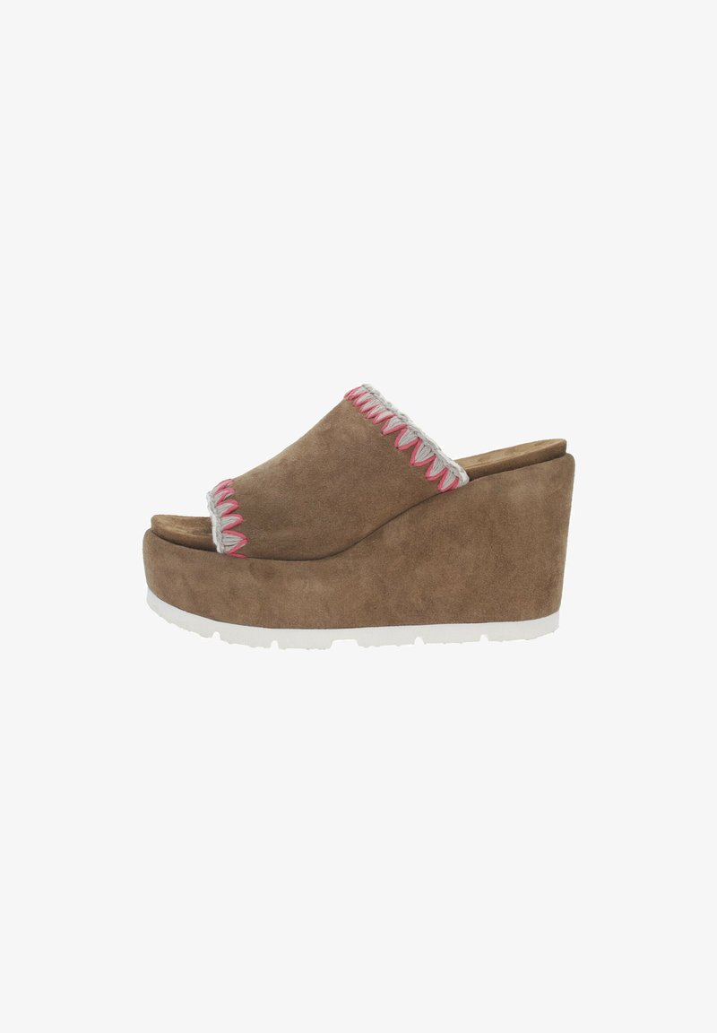 Sandalias de cuña de gamuza marrón con una amplia apertura en los dedos, que presentan un bordado en zigzag en rosa y gris a lo largo del borde y una suela de goma blanca.