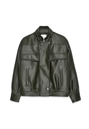 Tumši zaļš strukturēts mākslīgās ādas jaka ar augstu apkakli, priekšpusi ar rāvējslēdzēju, snap pogām, divām krūšu kabatām ar atloku un sānu kabatām ar šķēlumiem.