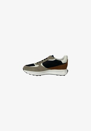 Sneaker sportivo con un mix di materiali: suede beige e rete nera, accentuazioni in suede marrone, suola bianca e suola in gomma nera. Allacciatura con sei occhielli.