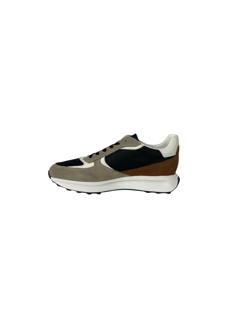 Sneaker sportivo con un mix di materiali: suede beige e rete nera, accentuazioni in suede marrone, suola bianca e suola in gomma nera. Allacciatura con sei occhielli.