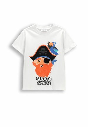 Biała koszula z krótkim rękawem z kreskówkowym piratem w czarnym kapeluszu i opaską na oku, czerwoną brodą, niebieskim ptakiem na kapeluszu i napisem "PIRATE SKATE."
