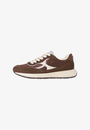 Sneaker in suede e pelle marrone con dettagli e lacci crema. Presenta una tomaia texturizzata, punta arrotondata e soletta imbottita.
