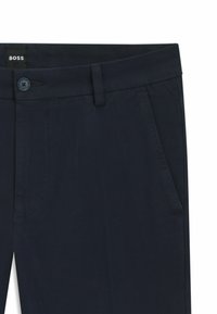 Granatowe spodnie wykonane z teksturowanej tkaniny, z zapięciem na guzik, szlufkami na pasek i kieszeniami bocznymi. Metka z napisem "BOSS."